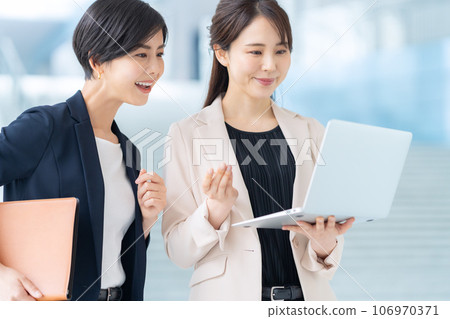 年輕女商人在辦公室使用電腦開會 106970371