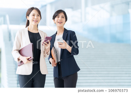 年輕女商人在辦公室使用智能手機開會 106970373