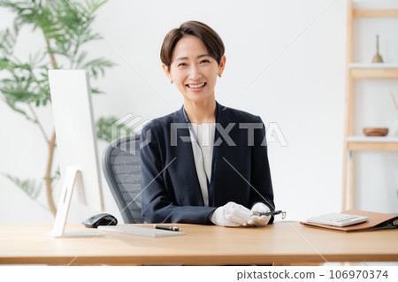 評估手錶的鑑定師 106970374