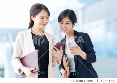年輕女商人在辦公室使用智能手機開會 106970375