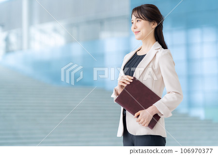 在辦公室工作的年輕女商人 106970377