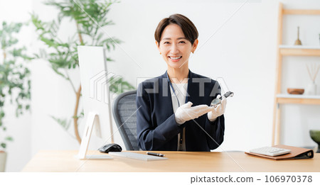 評估手錶的鑑定師 106970378