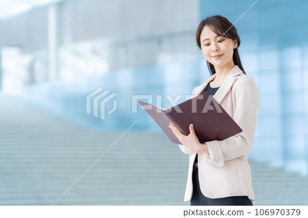 在辦公室工作的年輕女商人 106970379