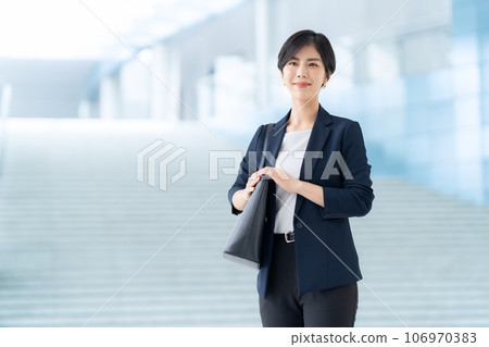 年輕女商人通勤去辦公室 106970383