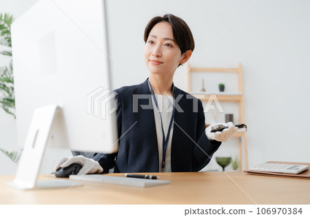 Appraiser who assesses watches 106970384
