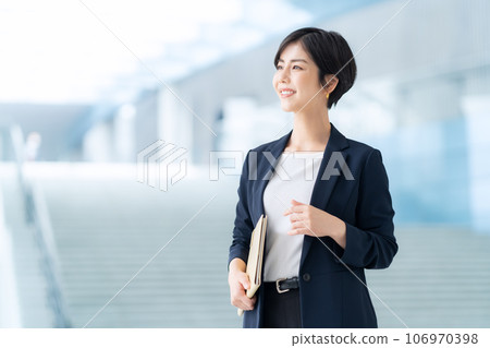 Young businesswoman commuting to the office 106970398
