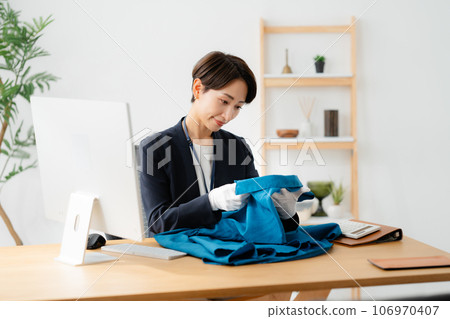 鑑定師正在鑑定和服 106970407
