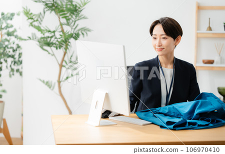 店員正在鑑定和服 106970410