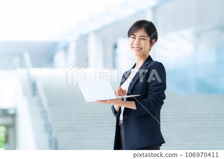 使用計算機的年輕女商人在辦公室 106970411