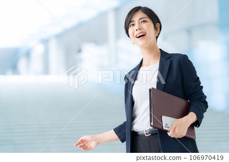 在辦公室工作的年輕女商人 106970419