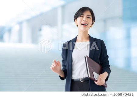 在辦公室工作的年輕女商人 106970421