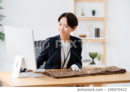 店員正在鑑定和服 106970422