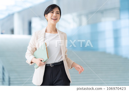 在辦公室工作的年輕女商人 106970423