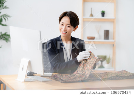店員正在鑑定和服 106970424