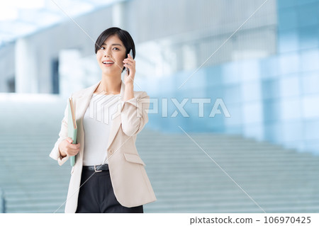 在辦公室使用智能手機的年輕女商人 106970425
