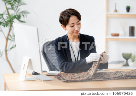 店員正在鑑定和服 106970426