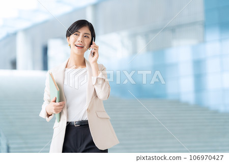 在辦公室使用智能手機的年輕女商人 106970427
