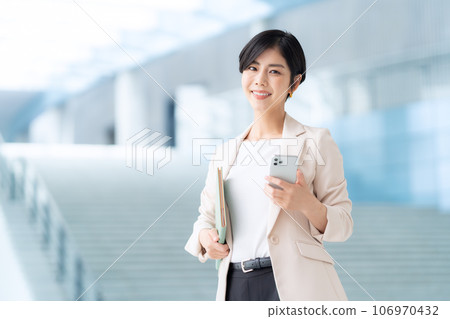 在辦公室使用智能手機的年輕女商人 106970432