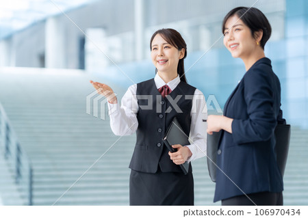 接待員在辦公室大堂指導一位年輕女商人 106970434