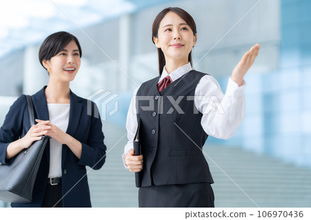 接待員在辦公室大堂指導一位年輕女商人 106970436