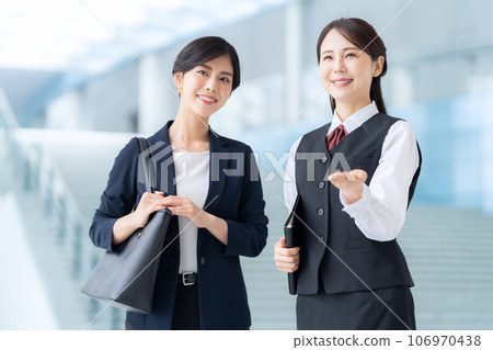 接待員在辦公室大堂指導一位年輕女商人 106970438