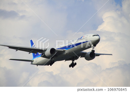 夏季新千歲機場_B777-300起降飛機【積雨雲】 106970845