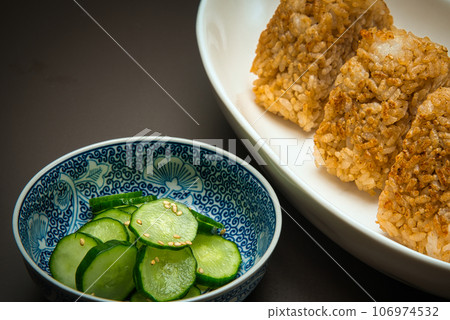 Grilled rice balls made by seasoning leftover rice with soy sauce and baking it until golden brown. 106974532