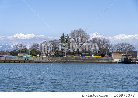 Cherry blossom viewing and views of Iwase and the Tateyama Mountain Range on the Fuiwa Unsuijo Line Cherry blossom viewing and views of Iwase and the Tateyama Mountain Range on the Fuiwa Unsuijo Line 106975078