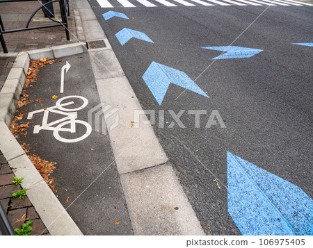 T字路口自行車兩段右轉等候區 106975405