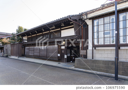 與北前船一起繁榮的東岩瀨町的大町街,兩旁都是古老的房屋。 與北前船一起繁榮的東岩瀨町的大町街,兩旁都是古老的房屋。 106975590