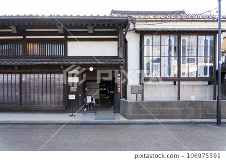 與北前船一起繁榮的東岩瀨町的大町街，兩旁都是古老的房屋。 106975591