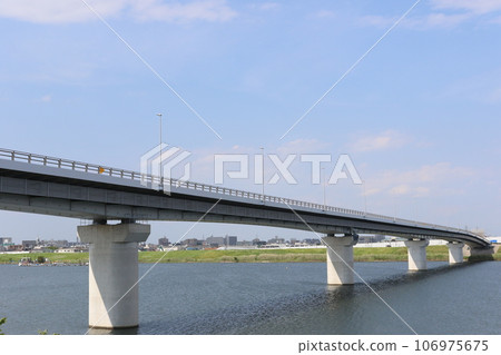 妙天橋橫跨千葉縣市川市的江戶川 妙天橋橫跨千葉縣市川市的江戶川 106975675