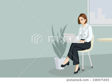 在辦公室使用筆記本電腦工作的女性 在辦公室使用筆記本電腦工作的女性 106975893