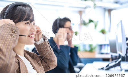在自由地址辦公室工作的商人和女商人 106976367