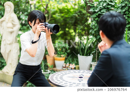 女性商業攝影師為男性拍攝個人資料照片 女性商業攝影師為男性拍攝個人資料照片 106976764