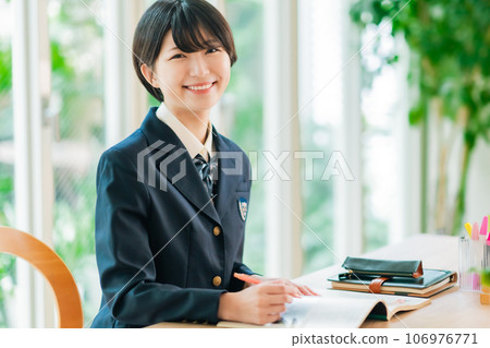 女高中生攤開材料並微笑 女高中生攤開材料並微笑 106976771