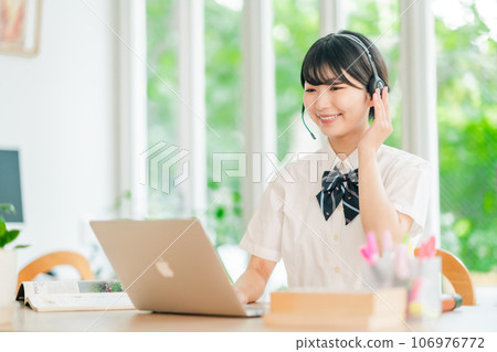 享受在線英語對話的高中女生 享受在線英語對話的高中女生 106976772