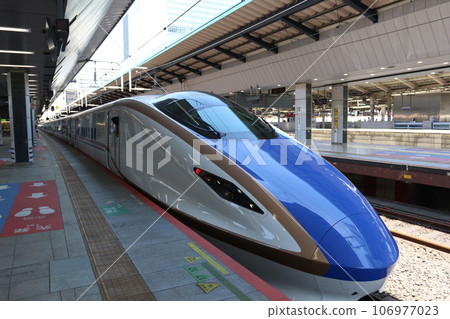 Hokuriku Shinkansen (Shinkansen E7 series) stopping at Tokyo Station Hokuriku Shinkansen (Shinkansen E7 series) stopping at Tokyo Station 106977023