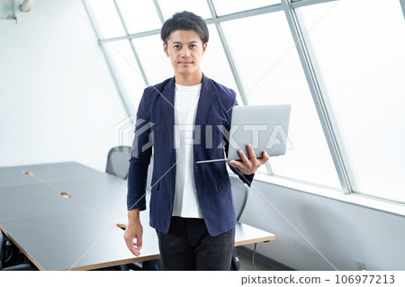 Businessman using a personal computer 106977213