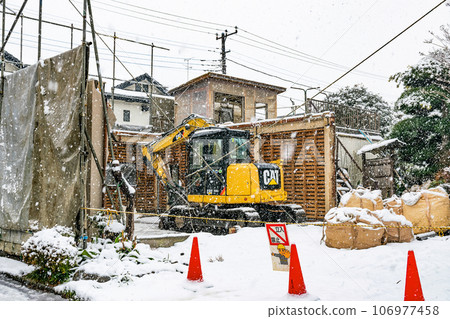 雪地裡正在建造的房子 106977458
