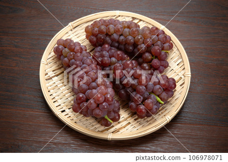 grapes, delaware grapes, delaware 106978071