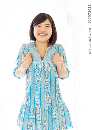 A woman doing a guts pose 106978418
