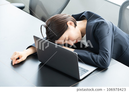 Tired woman business woman Tired woman business woman 106978423