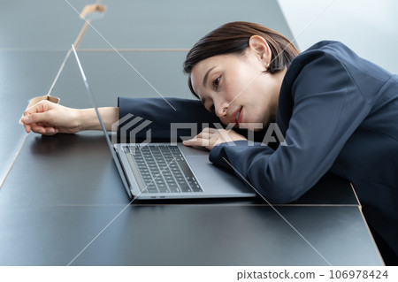 Tired woman business woman 106978424