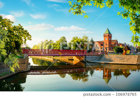 Sand bridge and indoor market 106978765