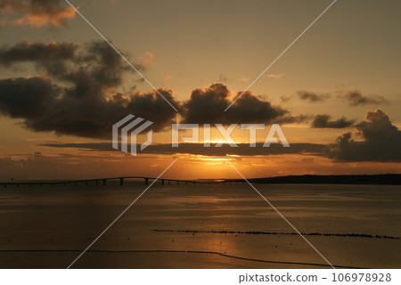 Setting sun 106978928