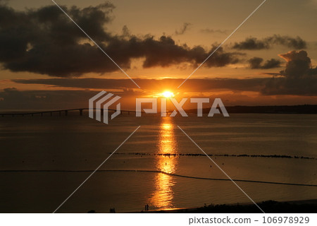 Setting sun 106978929