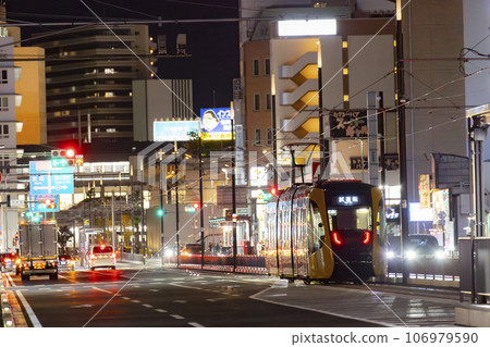 夜間輕軌穿過城市 106979590