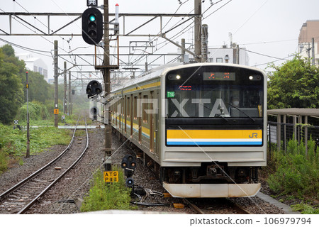 205 series 1100 series local trains running on the Tsurumi Line 106979794