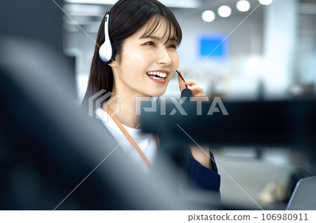 年輕的女士,操作員,呼叫中心,工作人員 年輕的女士,操作員,呼叫中心,工作人員 106980911